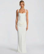 Vestido maxi marfil con tirantes finos, escote cuadrado y drapeado en la cadera