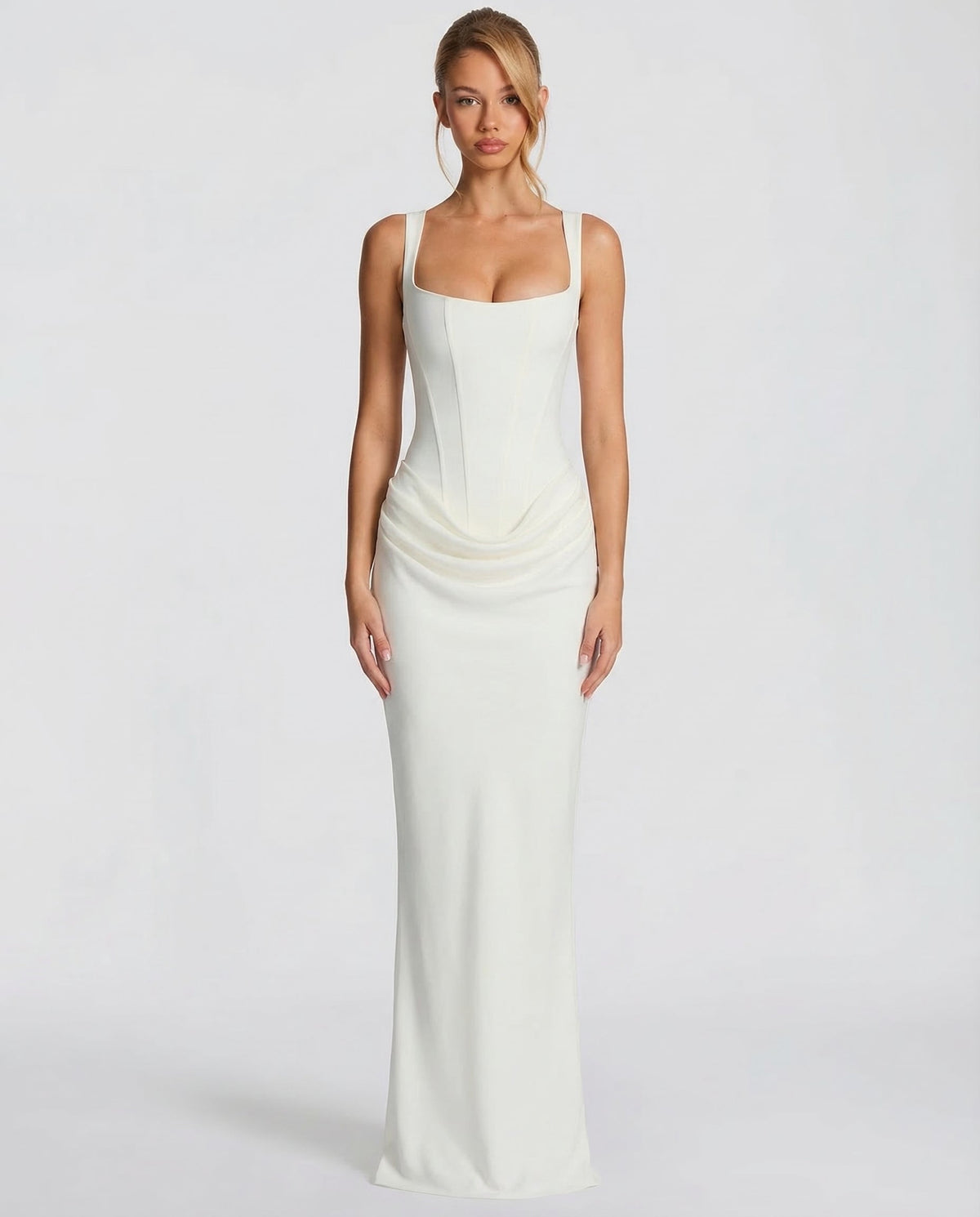 Vestido maxi marfil con tirantes finos, escote cuadrado y drapeado en la cadera