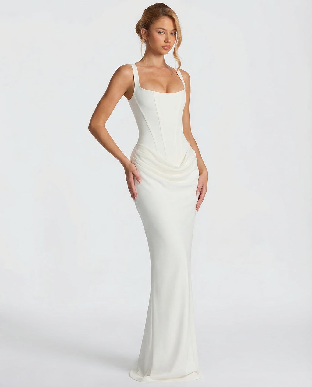 Vestido maxi marfil con tirantes finos, escote cuadrado y drapeado en la cadera.
