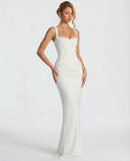 Vestido maxi marfil con tirantes finos, escote cuadrado y drapeado en la cadera.