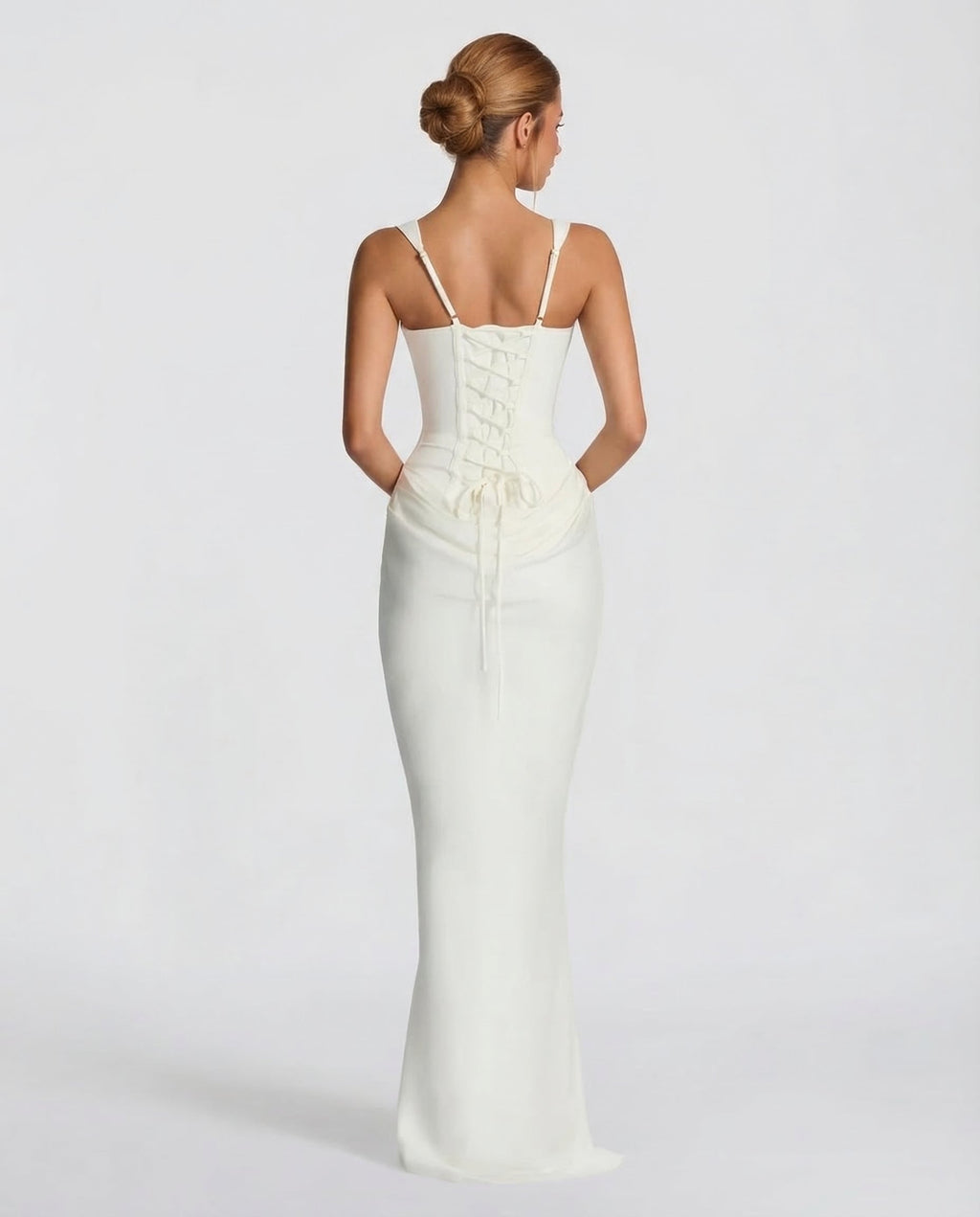 Vestido maxi de tirantes finos color marfil, corsé ceñido y drapeado en la cintura