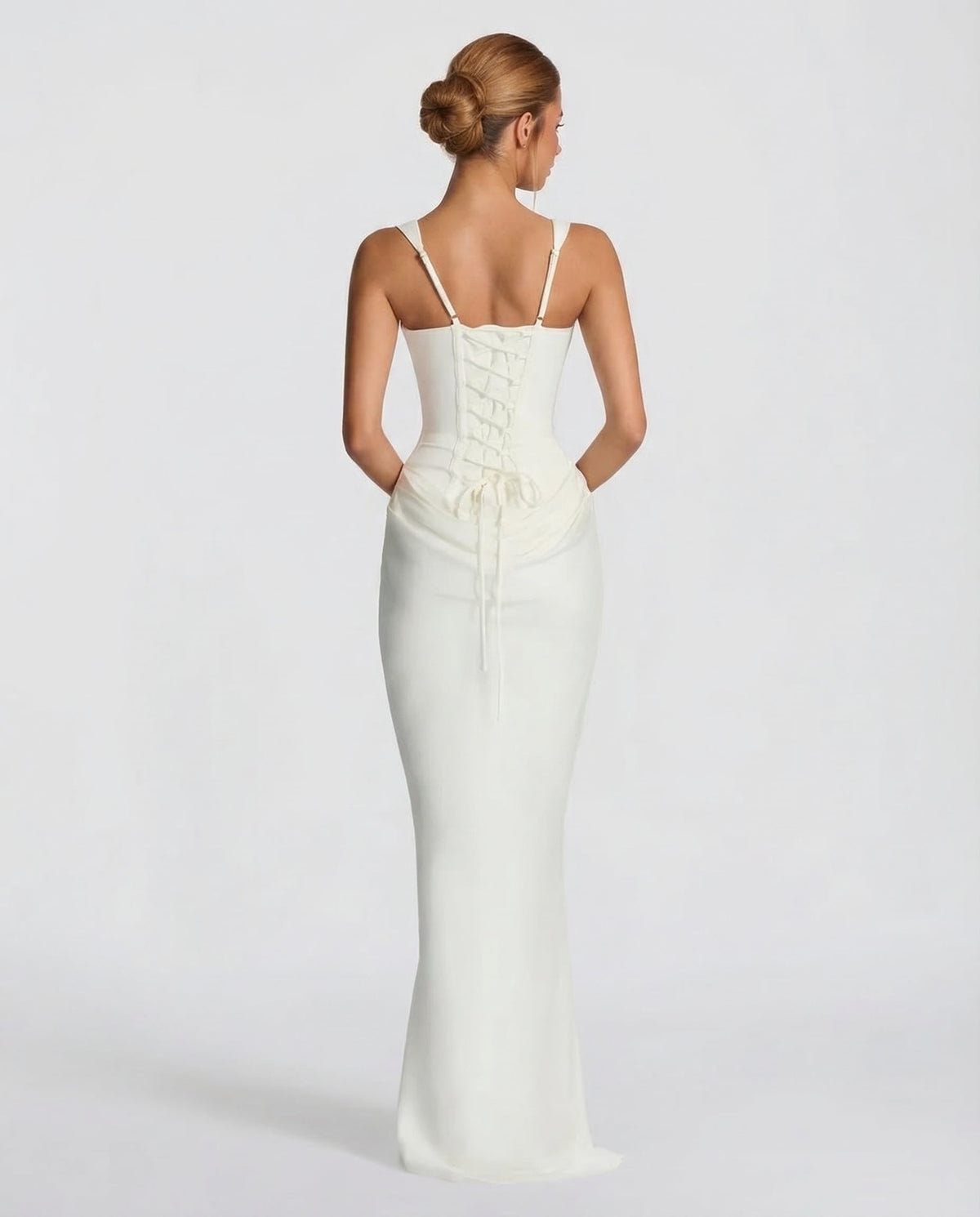 Vestido maxi de tirantes finos color marfil, corsé ceñido y drapeado en la cintura