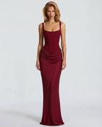 Vestido maxi granate con tirantes, escote cuadrado y drapeado en la cintura