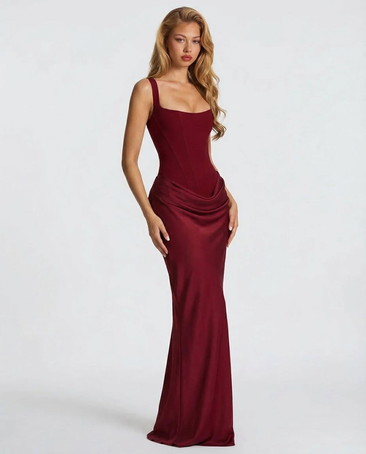 Vestido maxi burdeos con tirantes finos, escote cuadrado y drapeado lateral