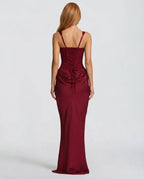 Vestido maxi burdeos con espalda al descubierto, tirantes finos y cordones traseros