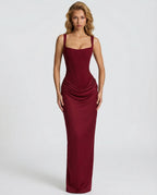Vestido maxi burdeos con tirantes finos, escote cuadrado y frunces en la cintura