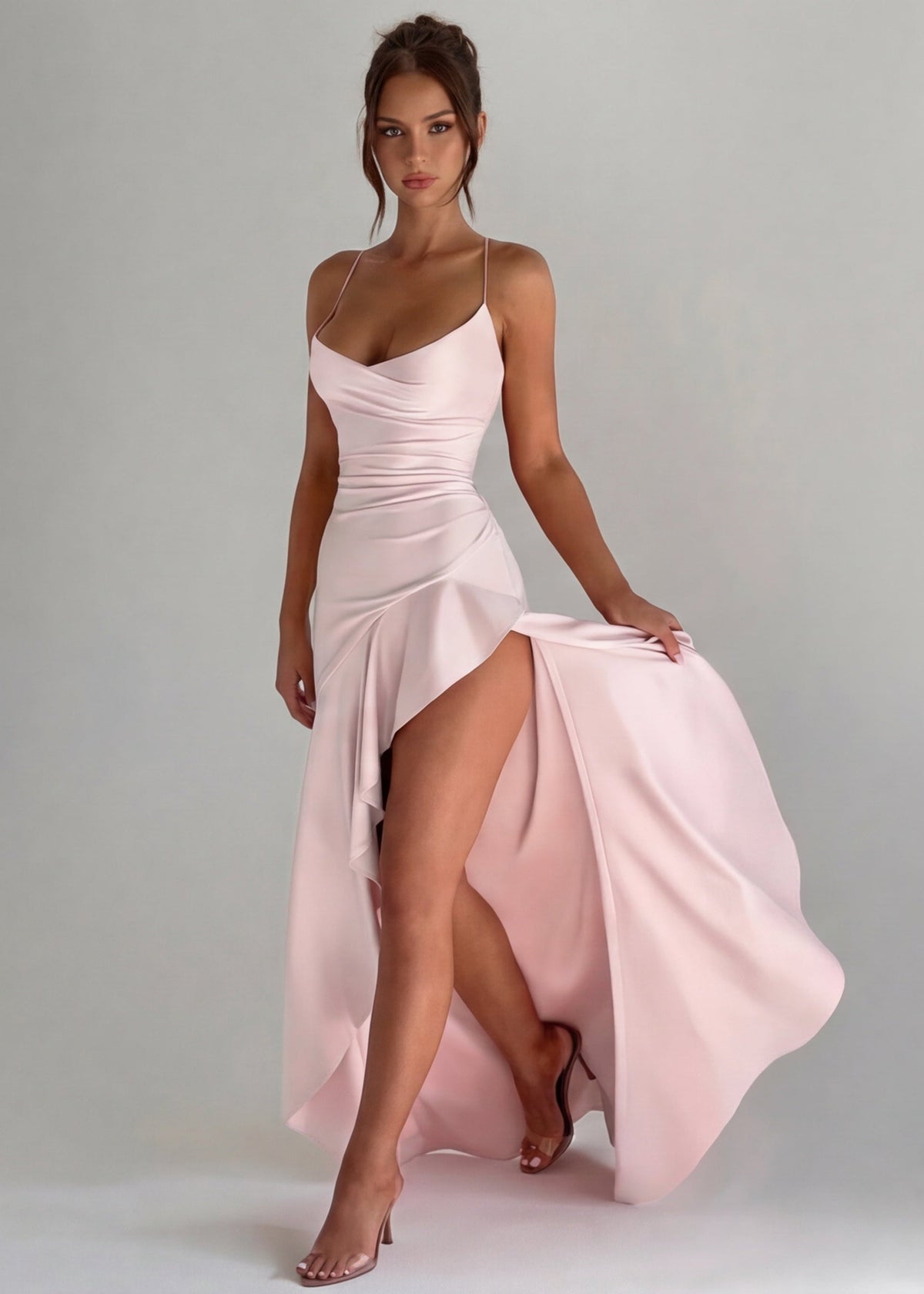 Vestido largo rosa claro de satén con escote cruzado y abertura lateral