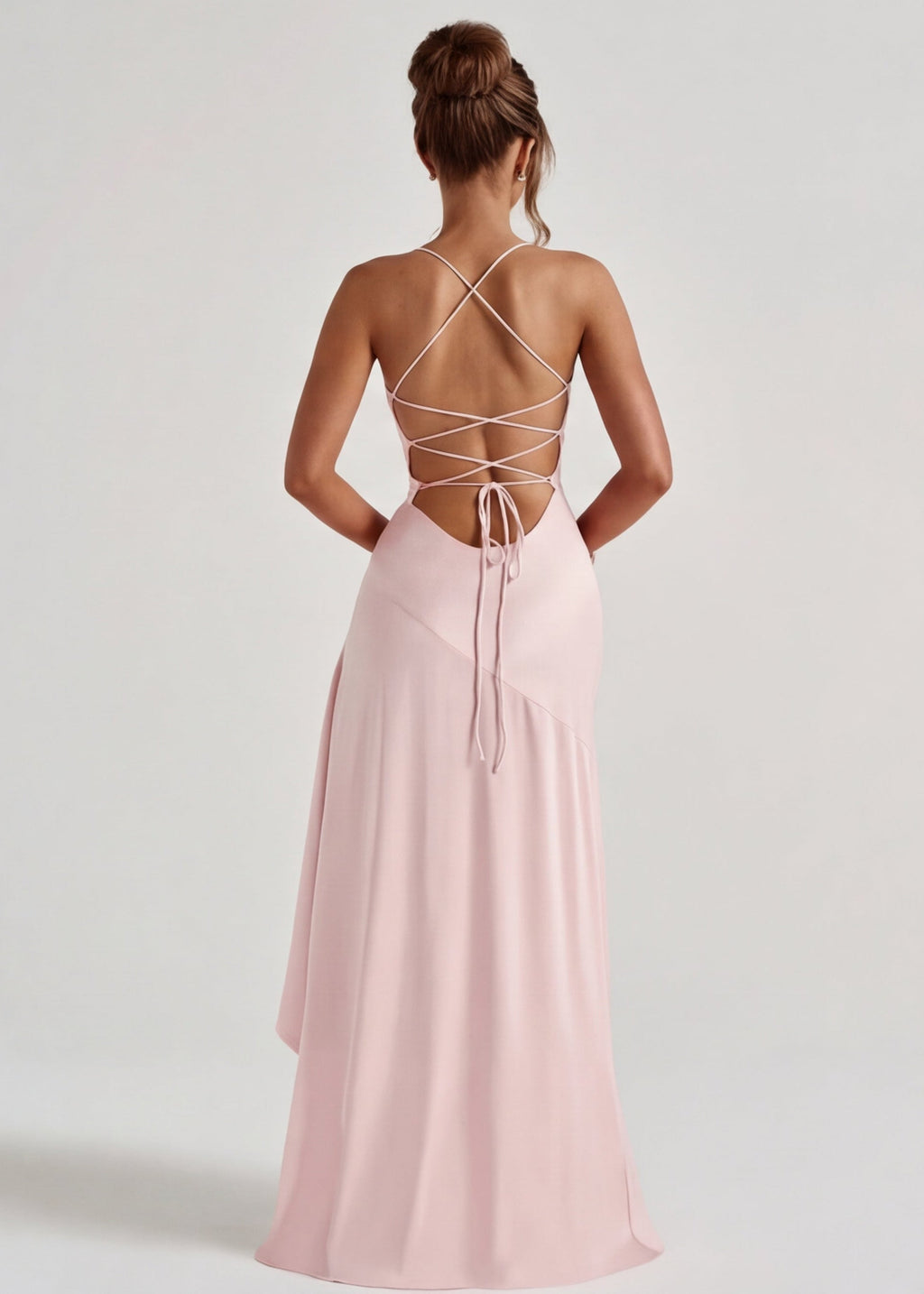 Vestido largo rosa suave con tirantes cruzados en la espalda y cordón delantero