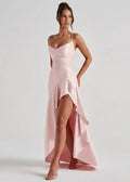 Vestido largo rosa claro con tirantes finos y falda asimétrica con volantes