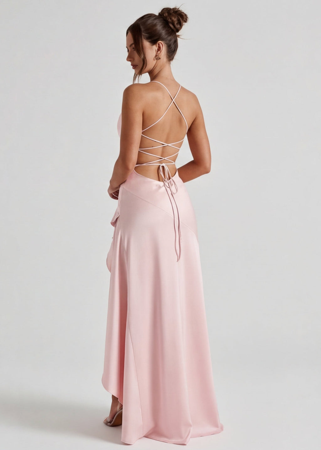 Vestido largo rosa claro con tiras cruzadas en la espalda y falda drapeada