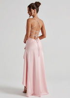 Vestido largo rosa claro con tiras cruzadas en la espalda y falda drapeada