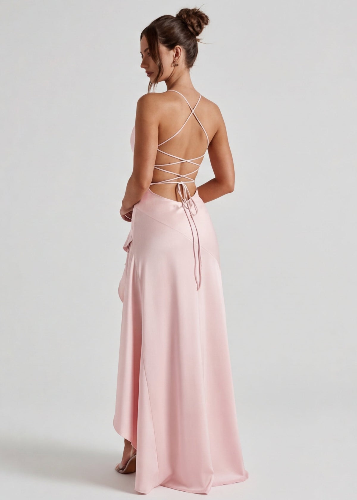 Vestido largo rosa claro con tiras cruzadas en la espalda y falda drapeada