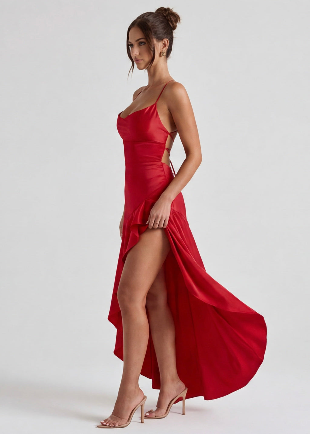 Vestido largo rojo satinado con abertura lateral y capa de tela en la falda