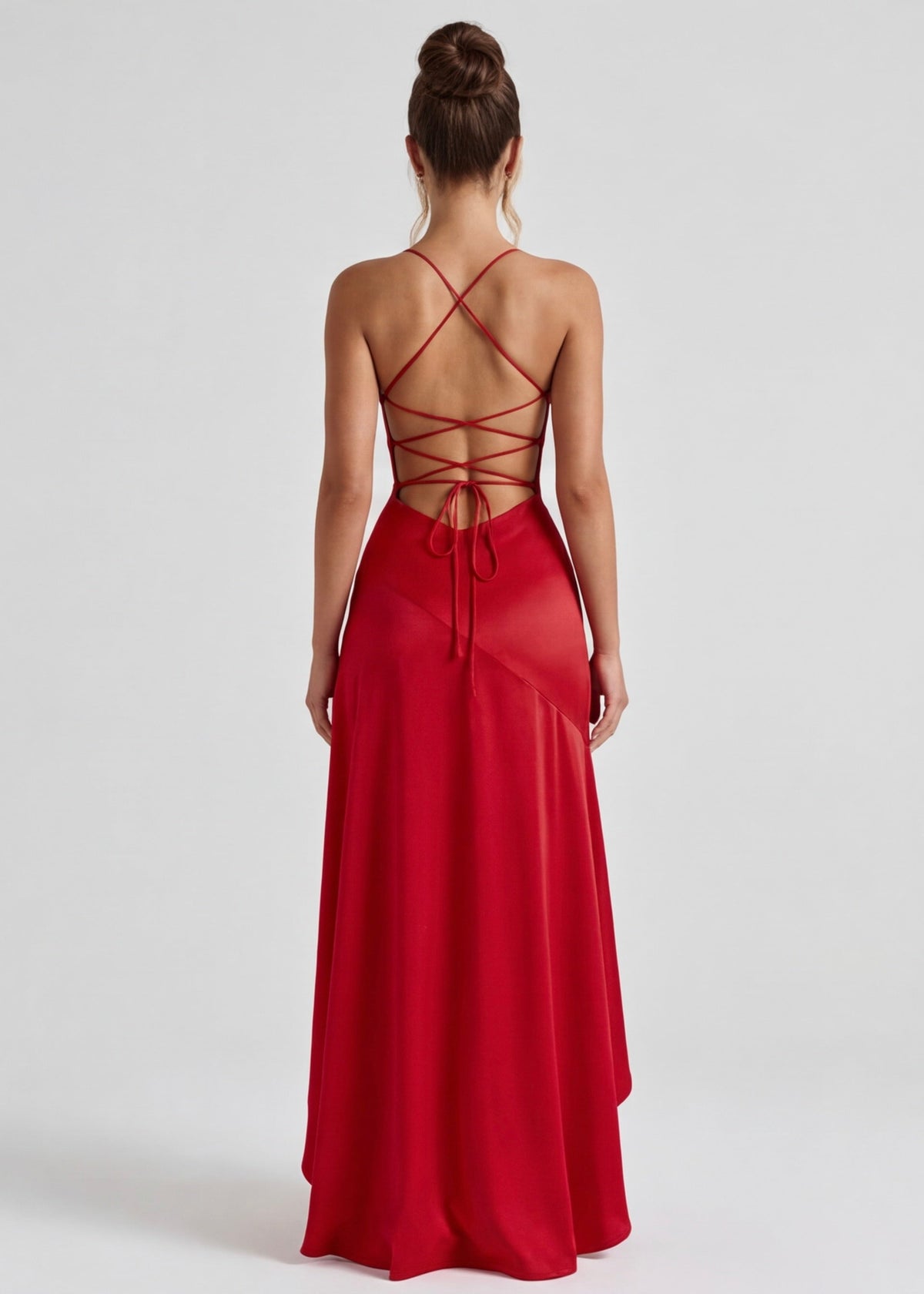Vestido largo rojo con espalda cruzada y cordones ajustables en el centro