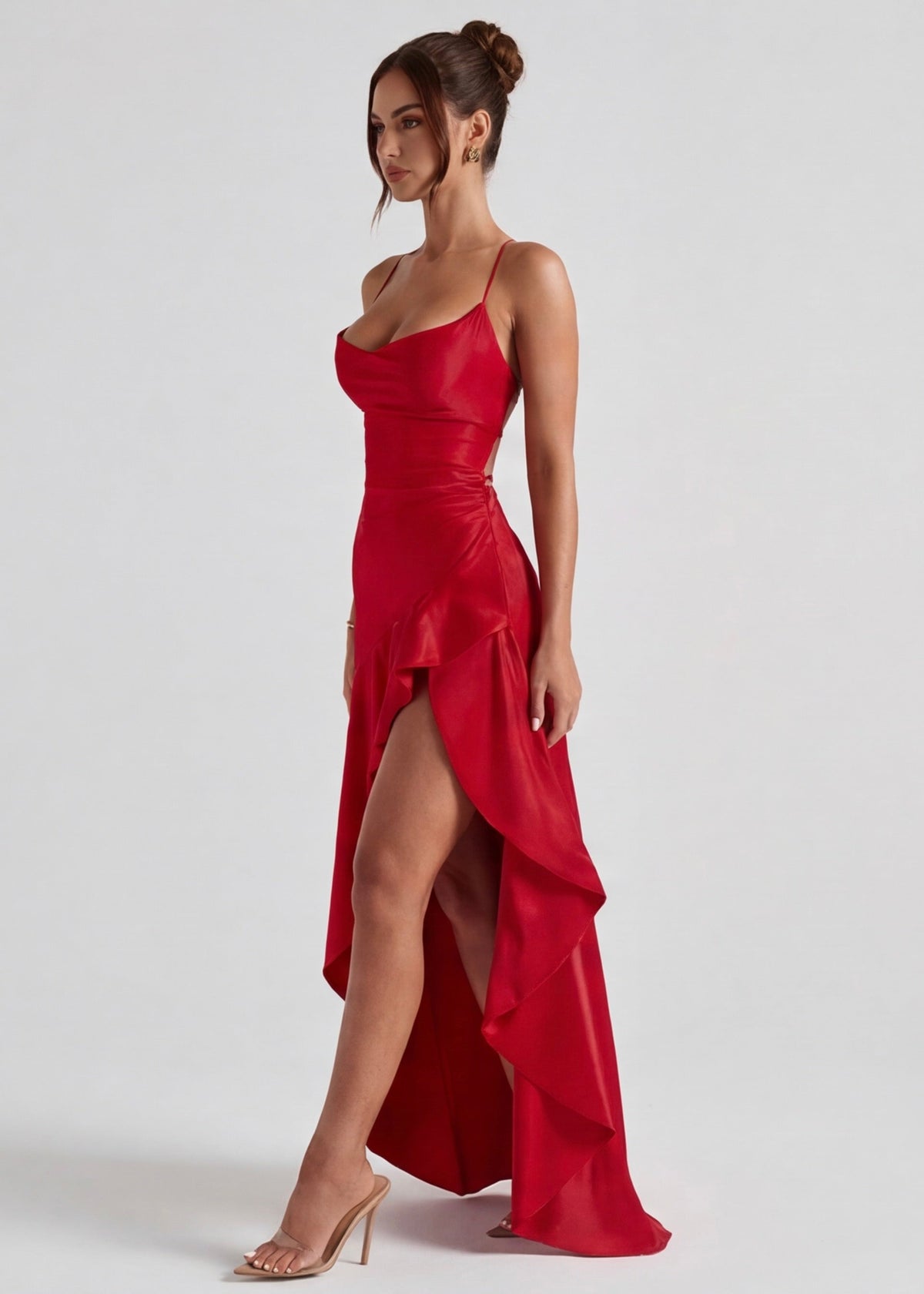 Vestido largo rojo con tirantes finos, abertura en la pierna y volante