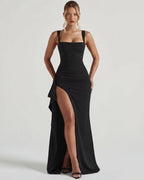 Vestido maxi negro ajustado con tirantes cuadrados y abertura lateral