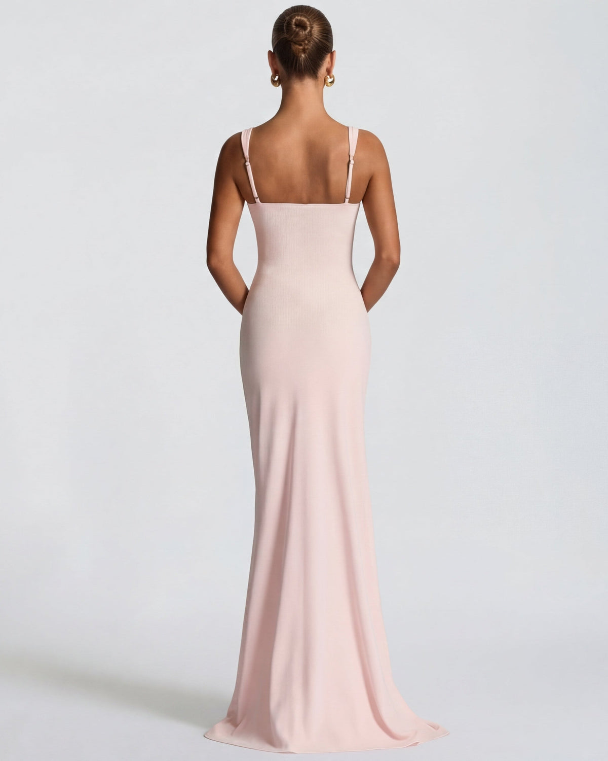 Vestido maxi rosa pálido liso con tirantes finos y caída larga