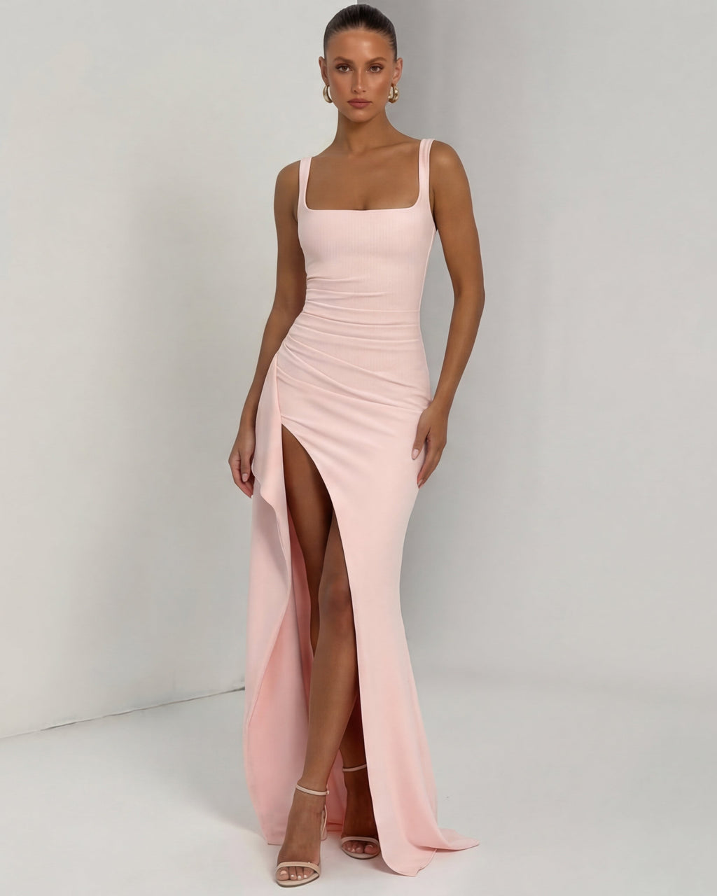 Vestido maxi rosa claro con tirantes finos y abertura en la pierna