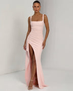 Vestido maxi rosa claro con tirantes finos y abertura en la pierna