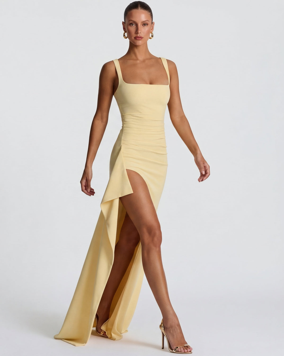 Vestido maxi amarillo claro ajustado con abertura y faldón asimétrico