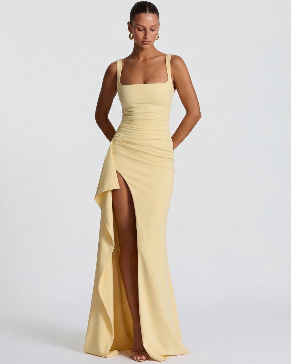 Vestido maxi amarillo claro con tirantes finos y abertura lateral