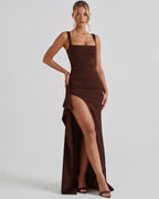 Vestido maxi marrón con tirantes finos y abertura lateral