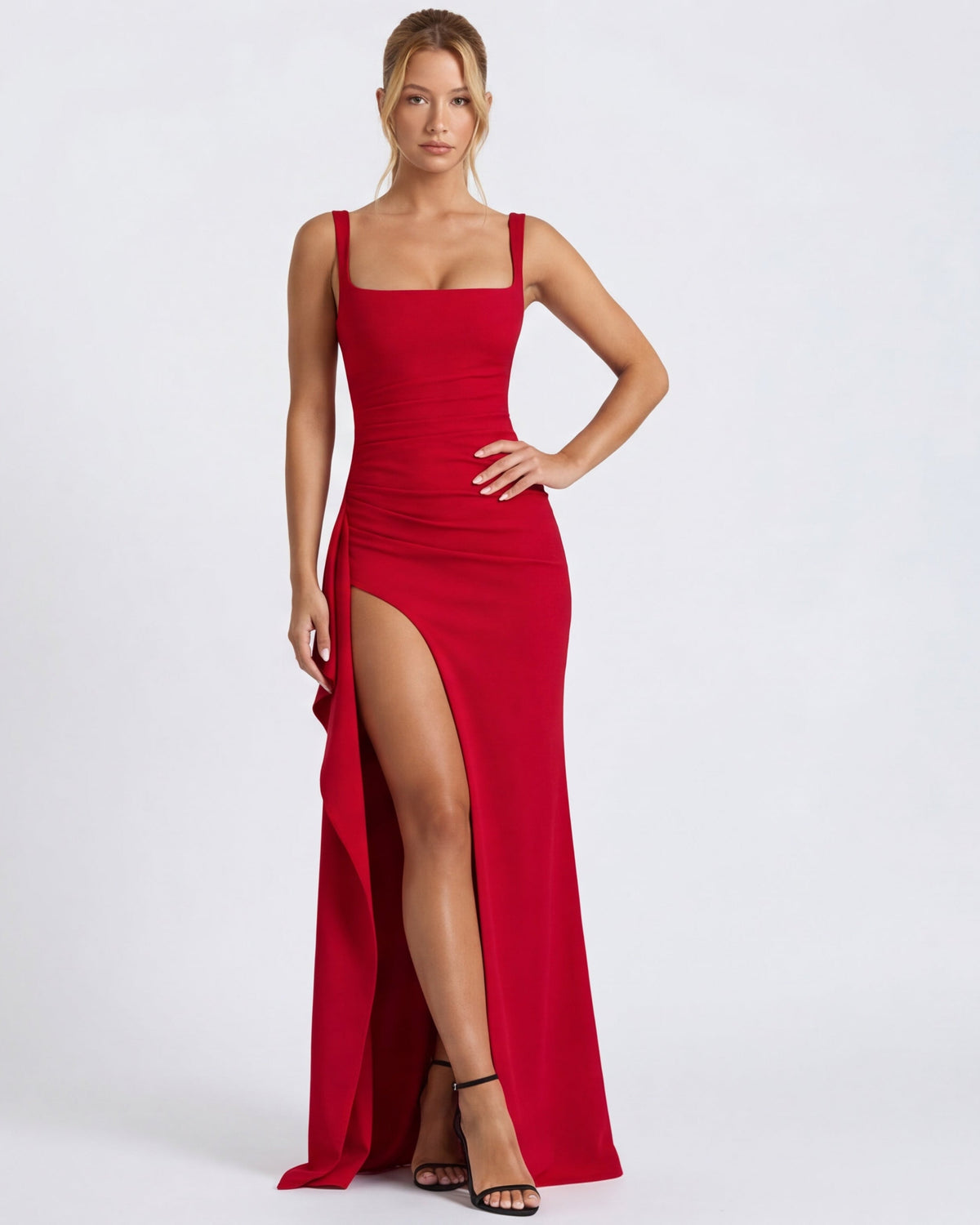 Vestido maxi rojo con tirantes finos y abertura pronunciada en la pierna