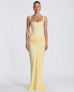 Vestido maxi amarillo claro, tirantes y drapeado en la cintura, escote cuadrado