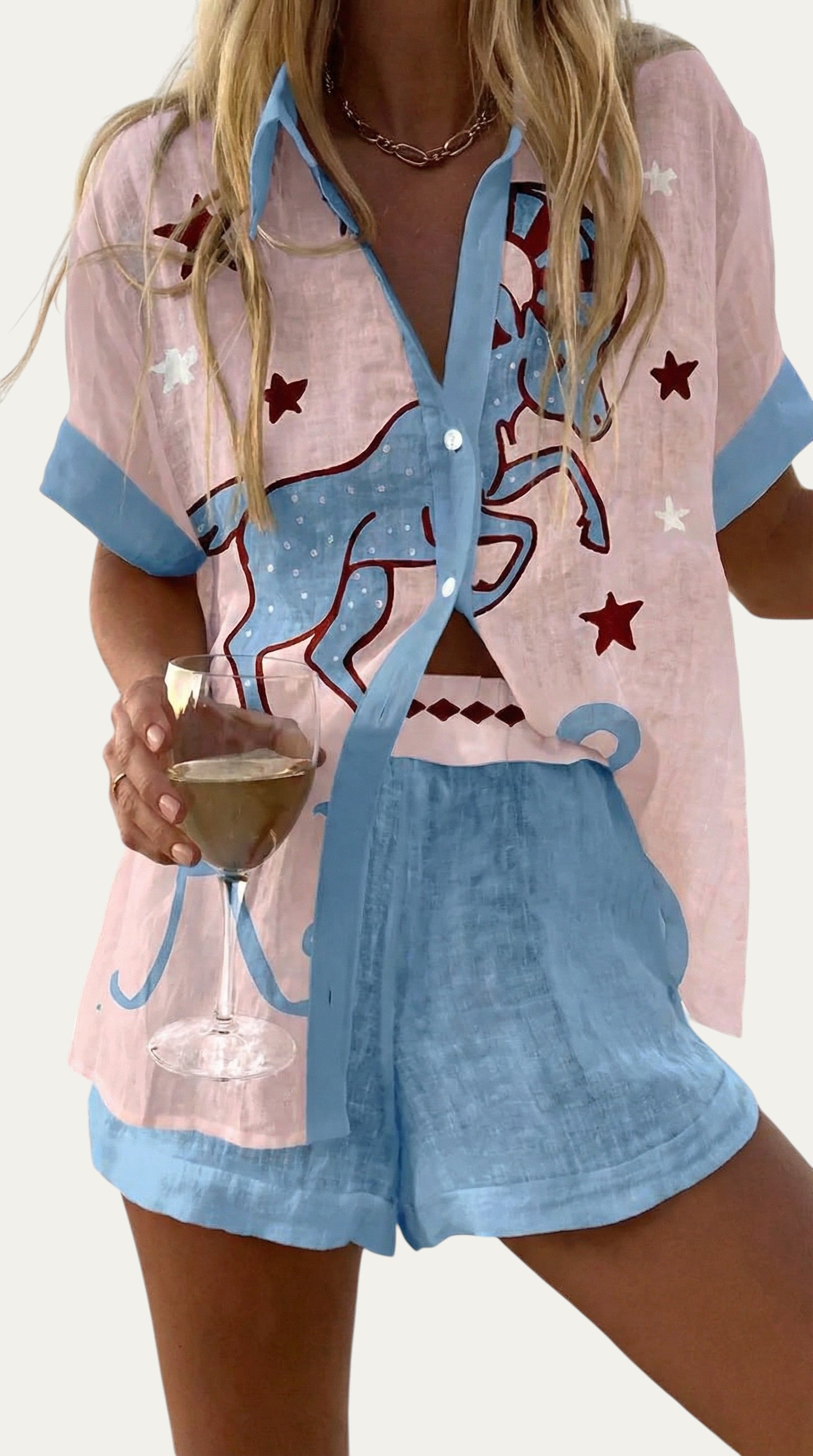 Conjunto de verano a juego Luna: blusa rosa claro con estampado espacial y shorts azules