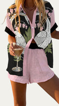Conjunto de verano a juego con blusa negra estampada y short rosa