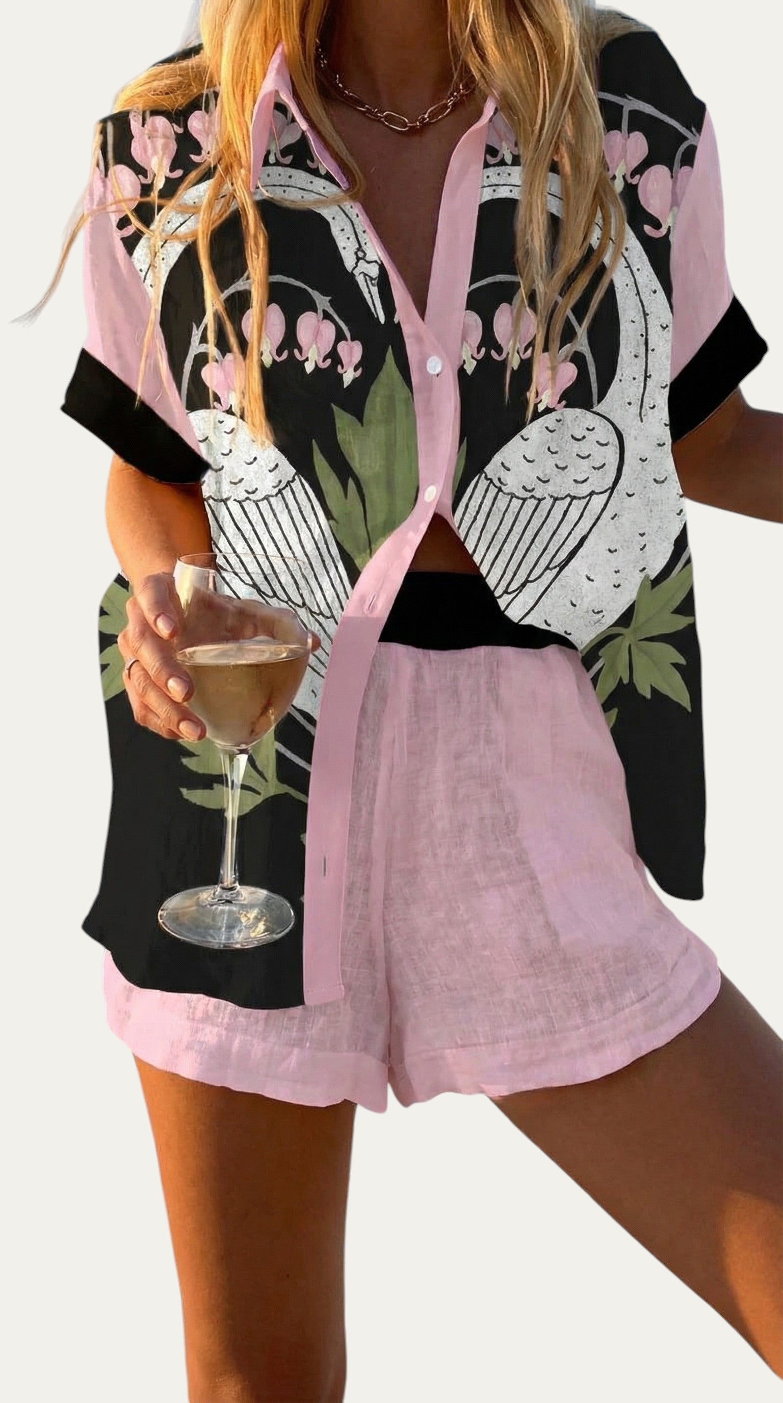 Conjunto de verano a juego con blusa negra estampada y short rosa