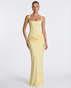Vestido maxi amarillo claro con tirantes finos, escote cuadrado y drapeado frontal