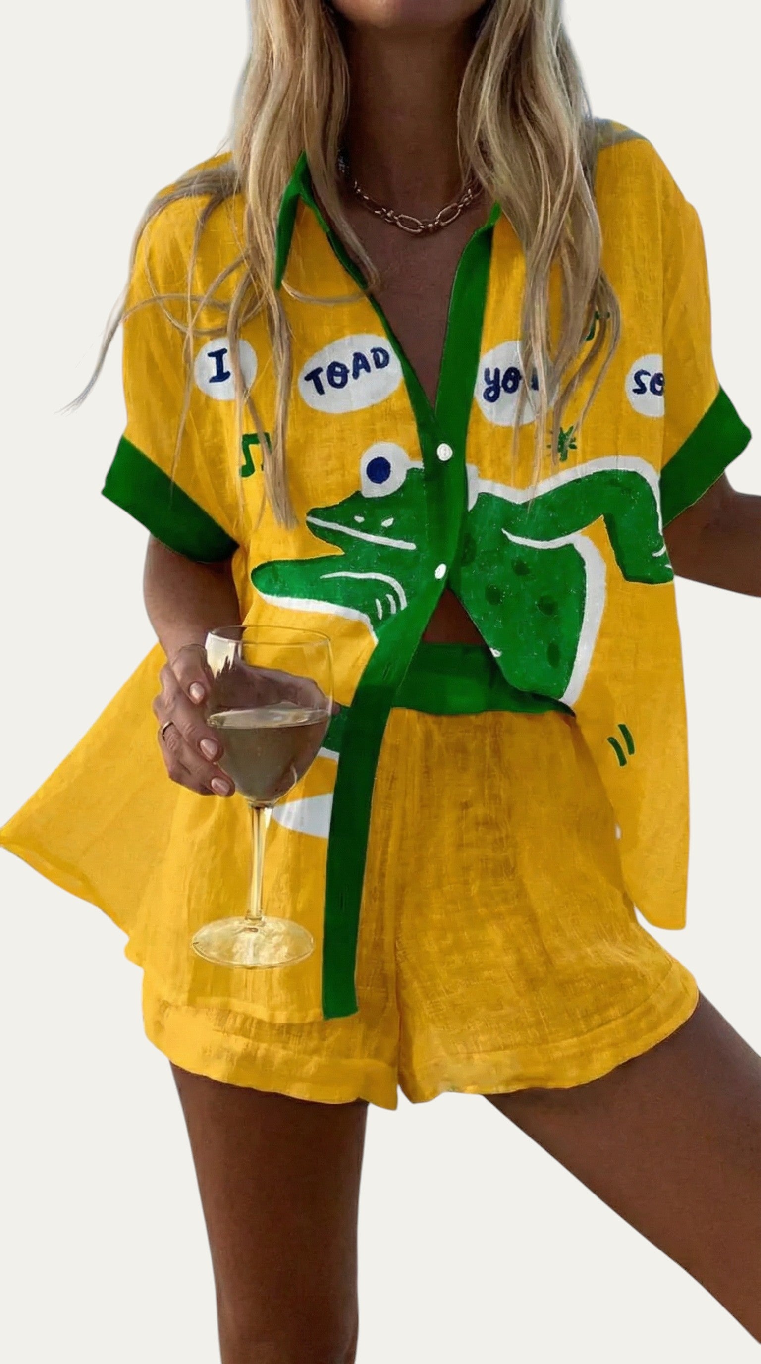 Conjunto de verano: top amarillo con paneles verdes y shorts a juego, estampado frontal.
