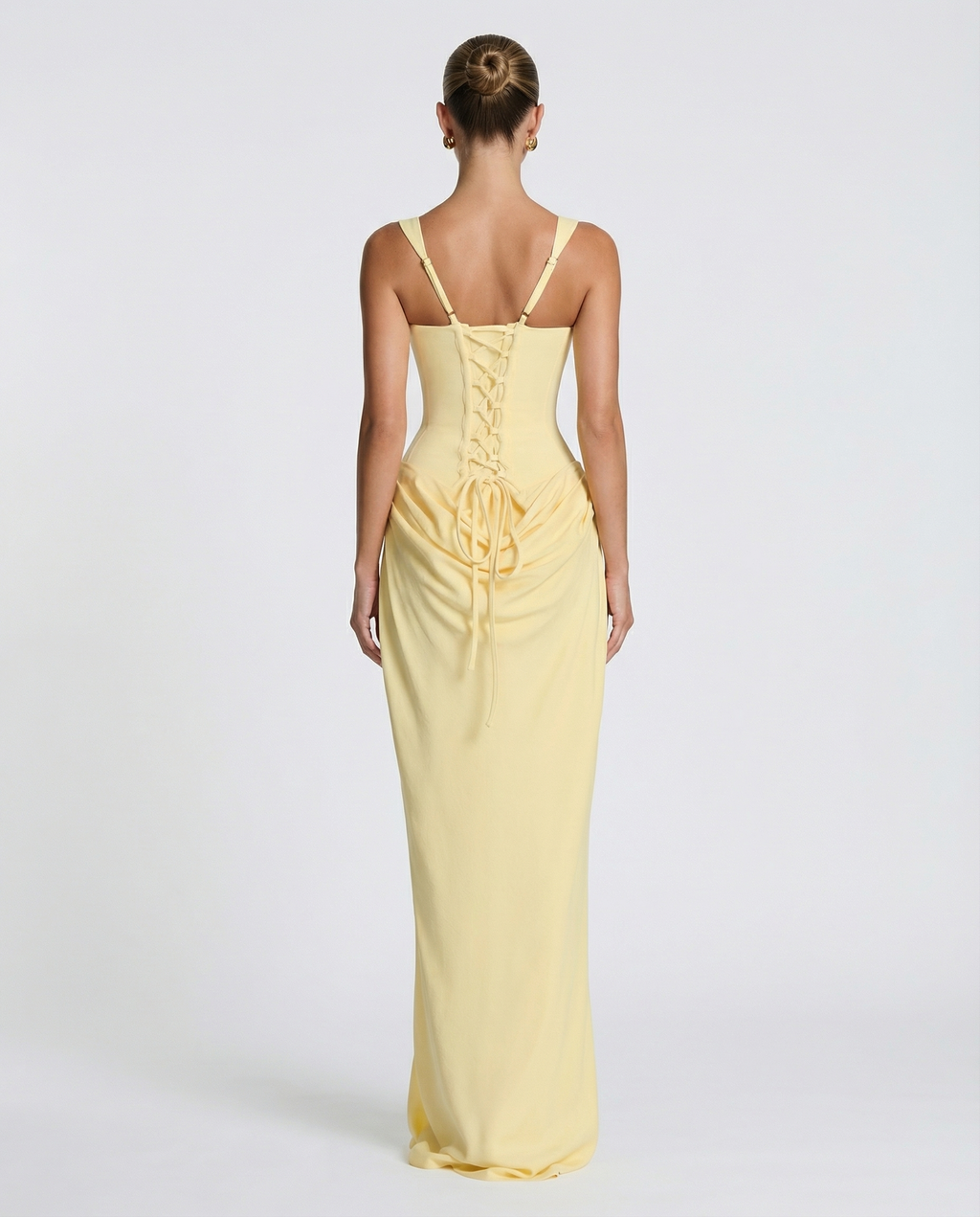 Vestido maxi amarillo claro de espalda con cordones cruzados y tirantes