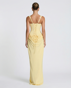 Vestido maxi amarillo claro de espalda con cordones cruzados y tirantes
