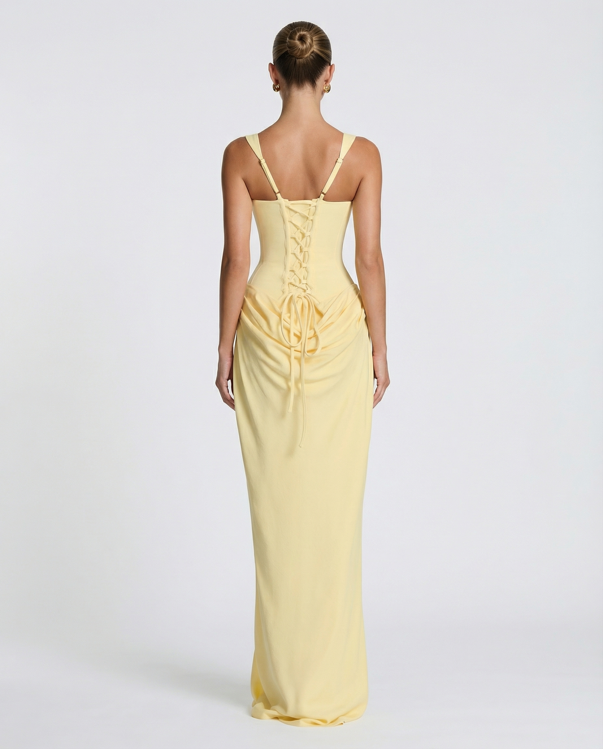 Vestido maxi amarillo claro de espalda con cordones cruzados y tirantes