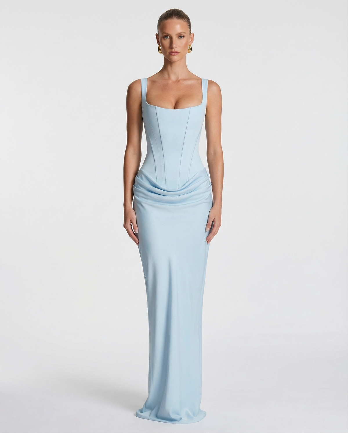 Vestido maxi azul claro con tirantes finos, escote cuadrado y drapeado lateral