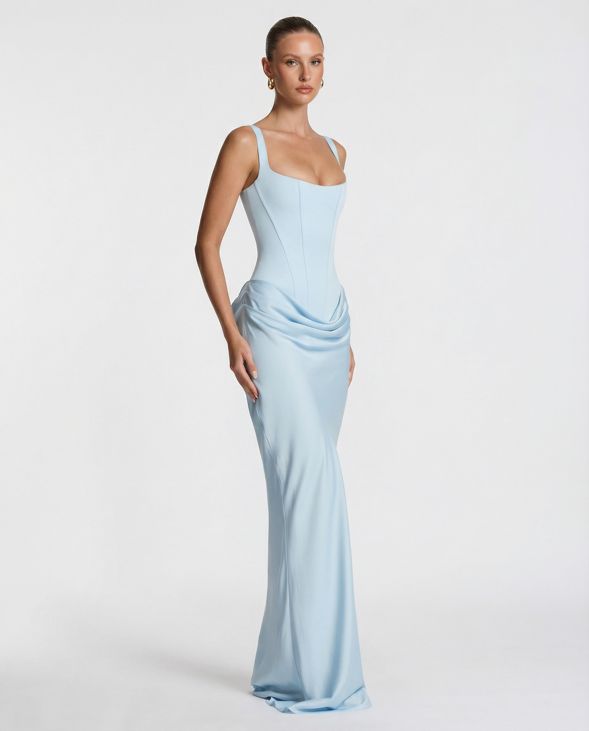 Vestido maxi azul claro con tirantes finos, escote cuadrado y drapeado en la cadera