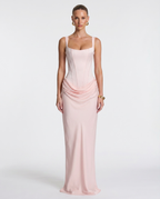 Vestido maxi rosa suave, tirantes finos, escote cuadrado y drapeado en la cadera