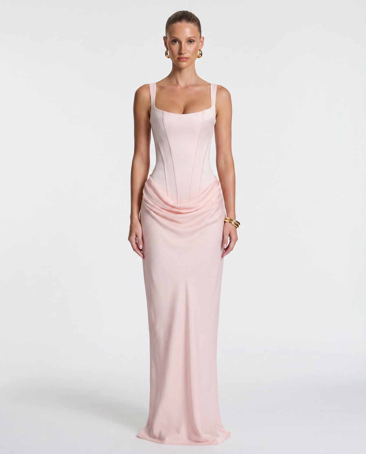 Vestido maxi rosa suave, tirantes finos, escote cuadrado y drapeado en la cadera