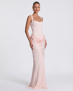 Vestido maxi rosa claro con escote cuadrado, tirantes finos y drapeado en la cintura.