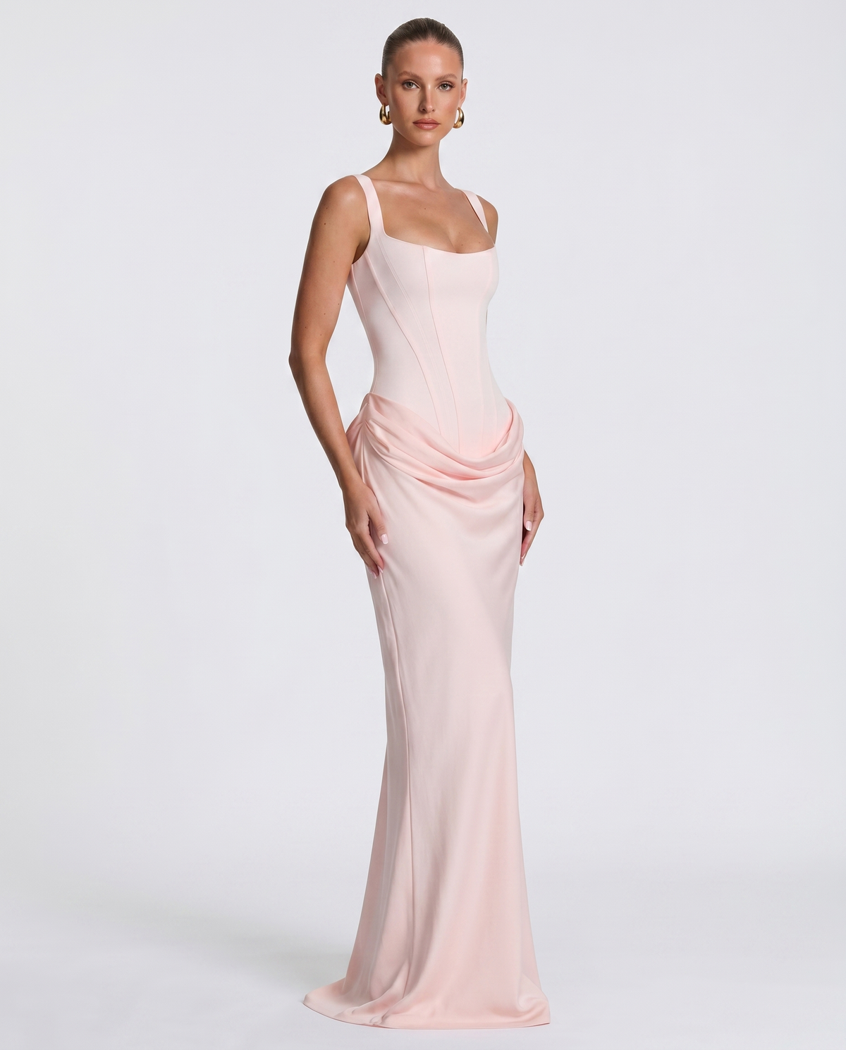 Vestido maxi rosa claro con escote cuadrado, tirantes finos y drapeado en la cintura.