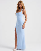 Vestido maxi azul claro entallado con abertura lateral y tirantes