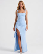 Vestido maxi azul claro con tirantes cuadrados y abertura lateral