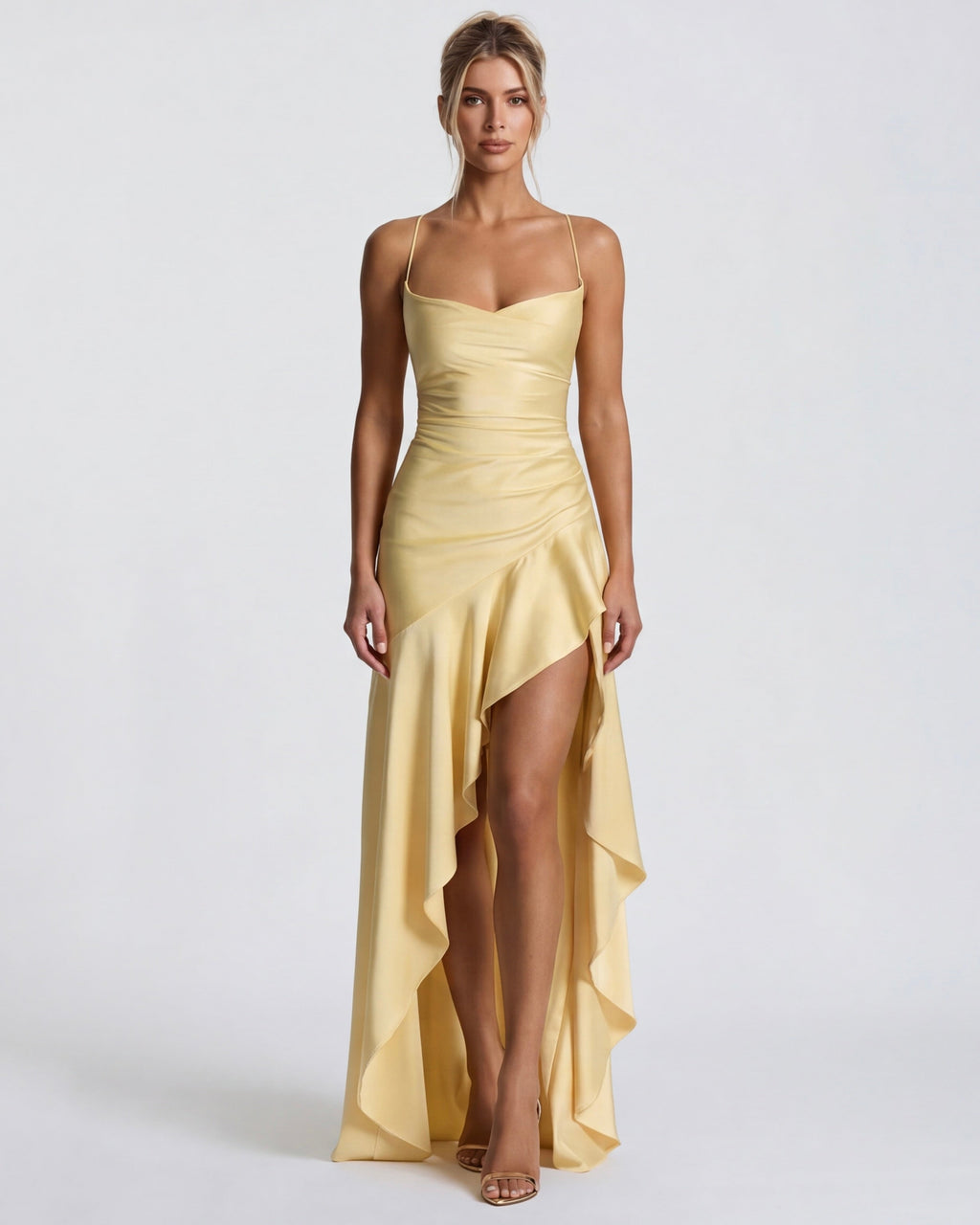 Vestido largo amarillo claro con tirantes finos, diseño entallado y abertura con caída