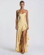 Vestido largo amarillo claro con tirantes finos, diseño entallado y abertura con caída