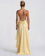 Vestido largo amarillo claro con espalda cruzada y lazo ajustable