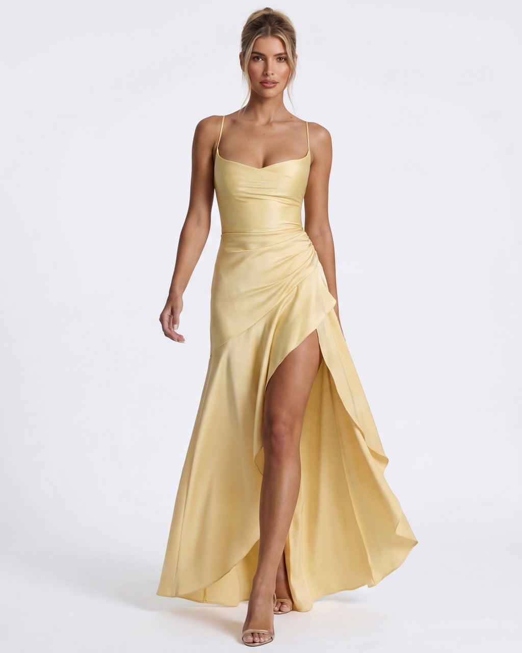 Vestido largo amarillo con tirantes finos, abertura y falda asimétrica