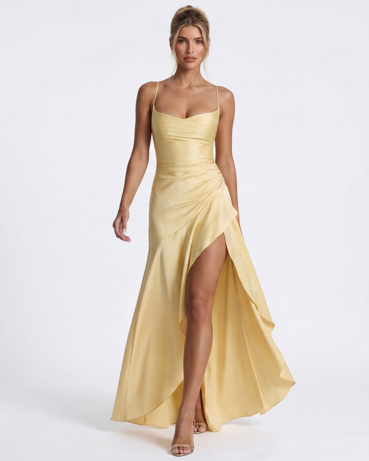 Vestido largo amarillo con tirantes finos, abertura y falda asimétrica