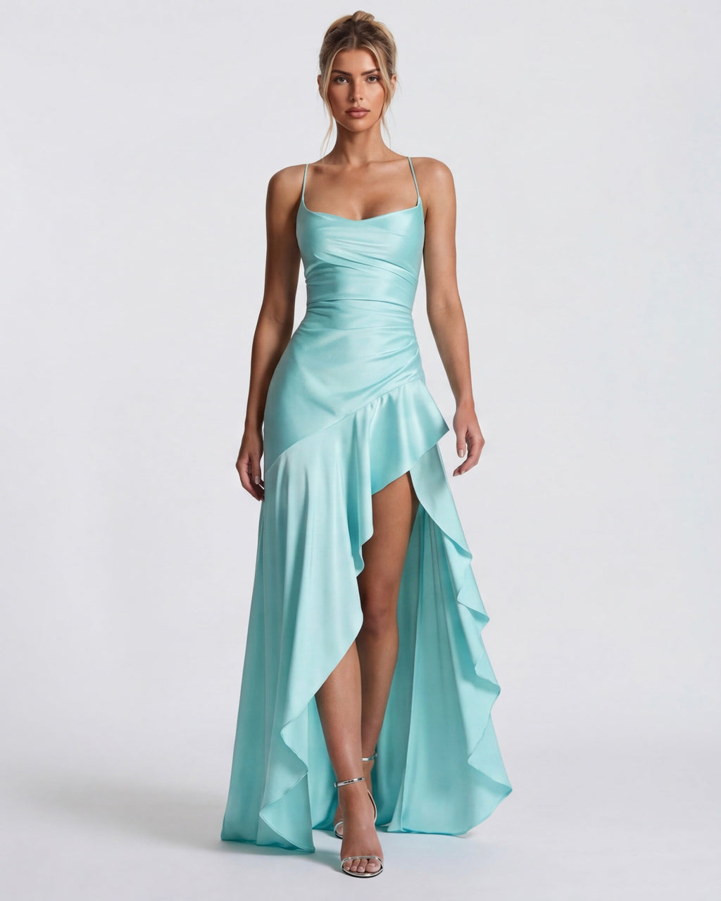 Vestido largo azul aqua con tirantes finos, falda asimétrica con caída en capas